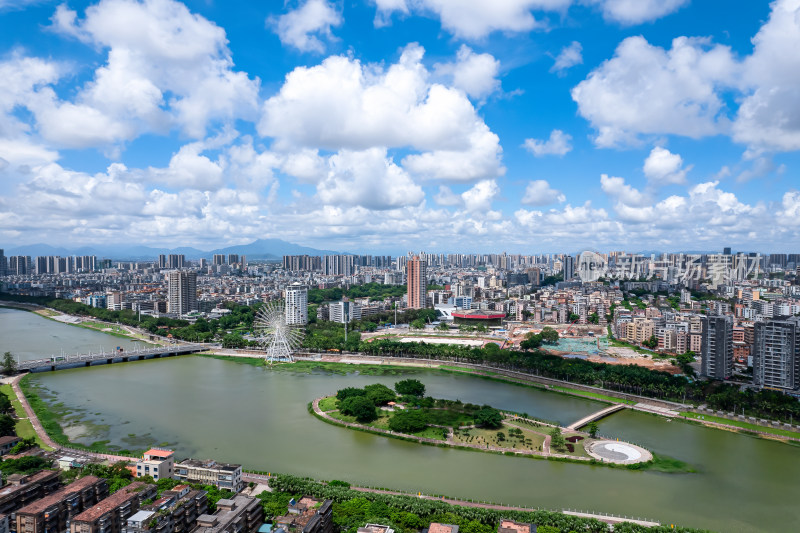 有摩天轮和高楼的城市河流景观