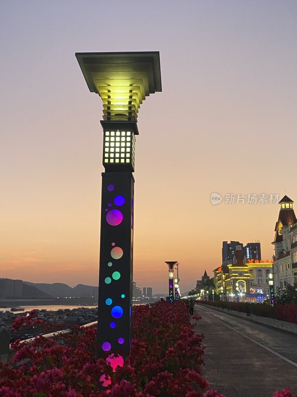 江边步道特色路灯夜景