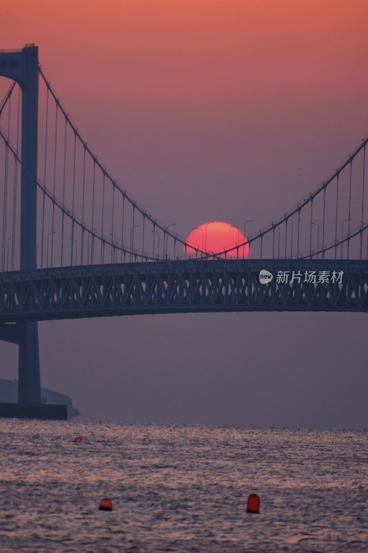 大连星海公园跨海大桥的日出