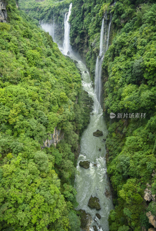 峡谷山川瀑布水流奔腾大自然风光