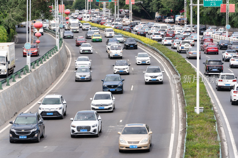 中国新疆乌鲁木齐河滩快速路的汽车车流