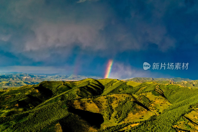 雨后山间彩虹出现