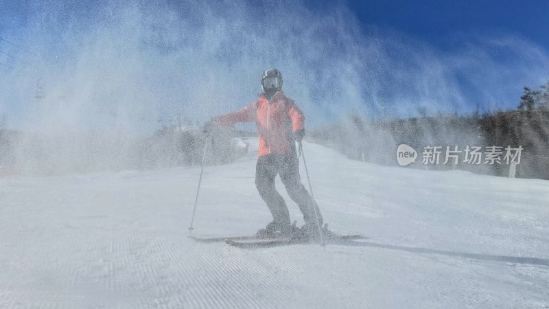 滑雪者在雪场滑行