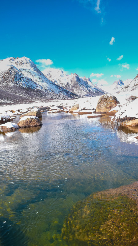 白雪皑皑的群山映衬下的湖景