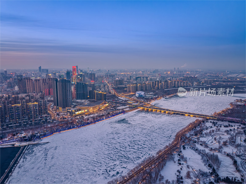 航拍辽宁沈阳浑河冬季黄昏雪景城市建筑