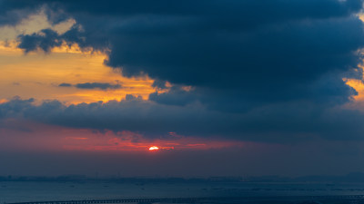 黄昏日落夕阳云和晚霞及大海