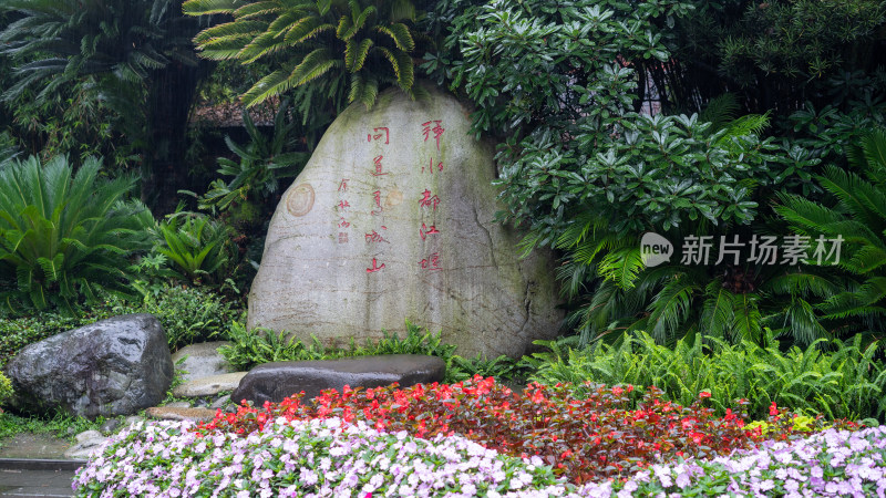 成都都江堰景区雨季的风景及游客