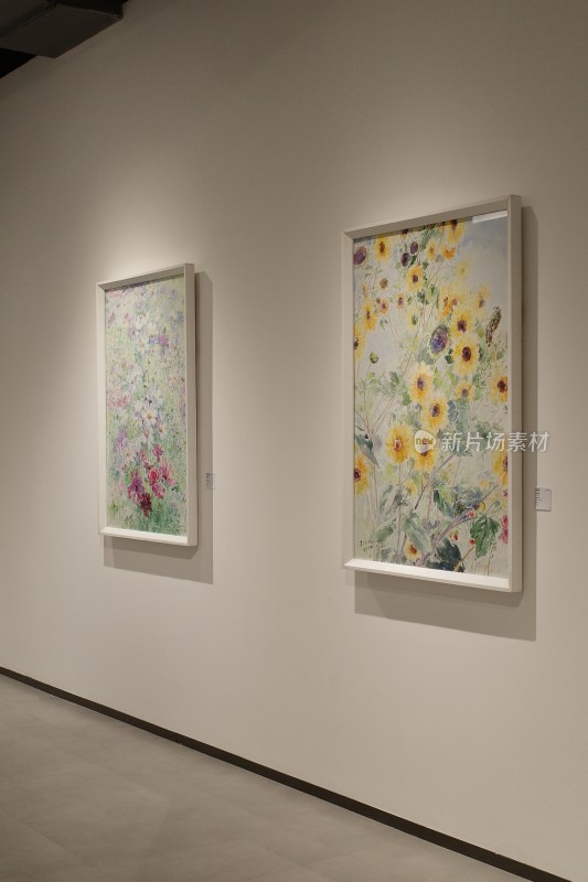 繁花美术画展艺术展厅内的装置艺术作品