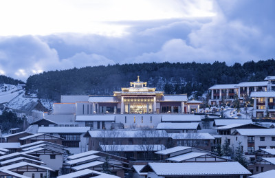 冬天傍晚雪后城镇风景-云南独克宗古城