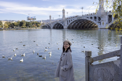 云南大理兴盛大桥旅行的美女