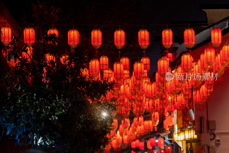 夜晚俯瞰灯火辉煌的城市街道 南长街