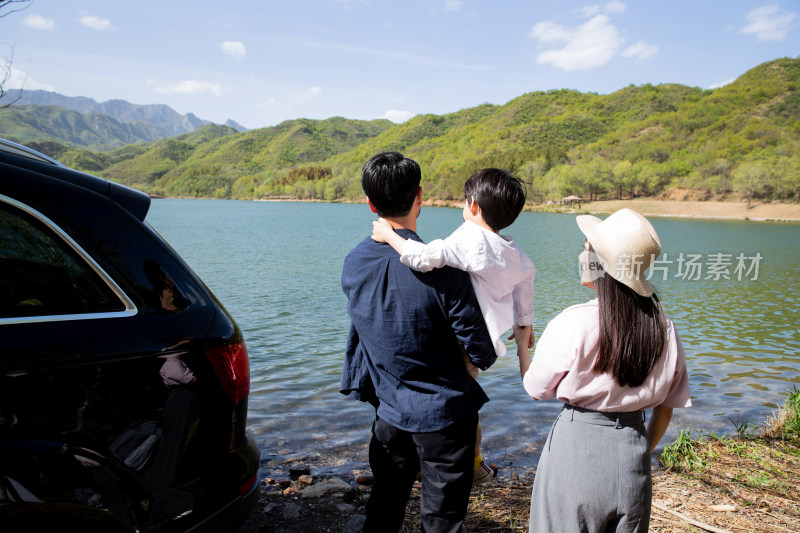 一家三口在郊区旅行