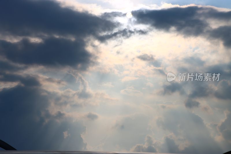 天空中穿透云层的阳光景象