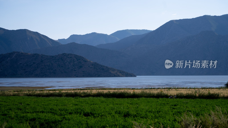 高山湖水草地