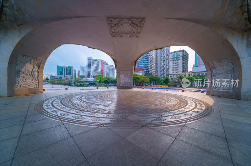 广西南宁金湖广场大象雕塑与城市摩天大楼