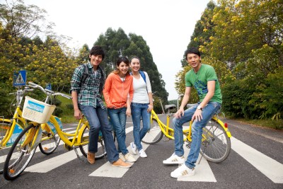 年轻大学生在校园里骑车