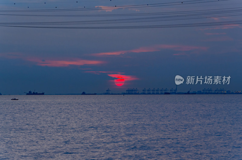 深圳宝安海岸码头夕阳日落一轮红日自然风光