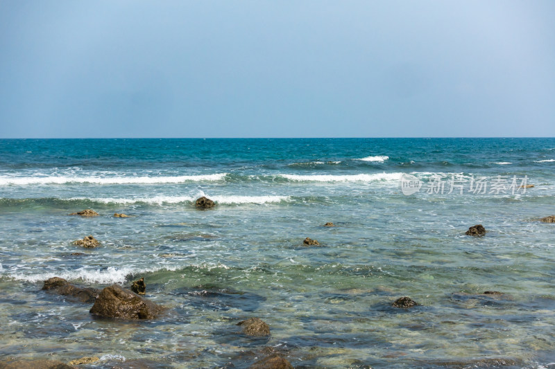 三亚西岛海滨礁石海浪