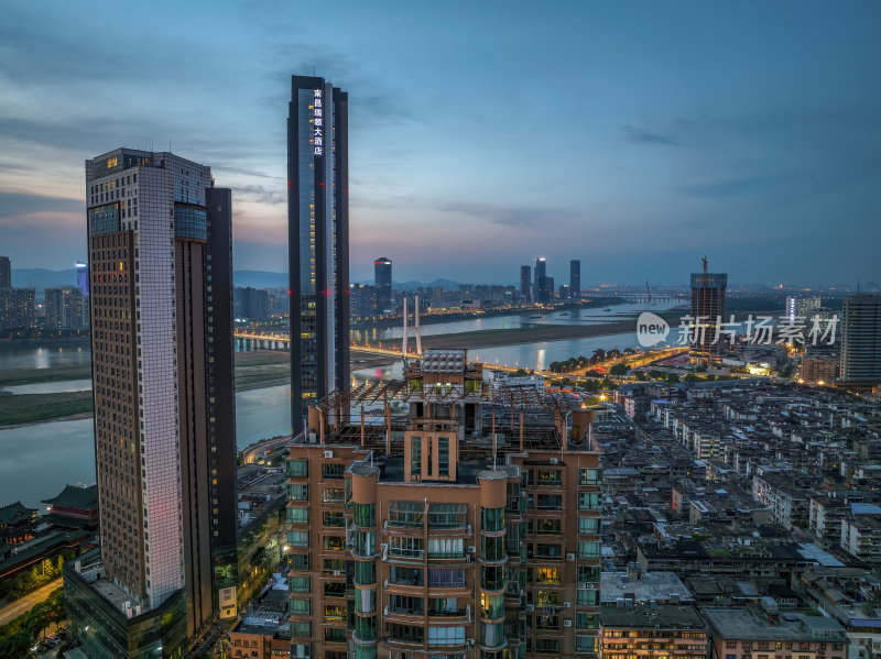 江西南昌滕王阁赣江双子塔日落蓝调夜景航拍