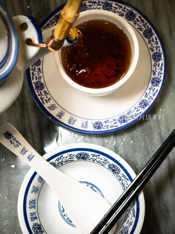 新派中式餐厅的优雅餐桌布置