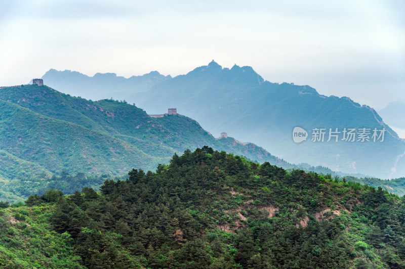 中国夏季金山岭长城阴天下雨云雾风光