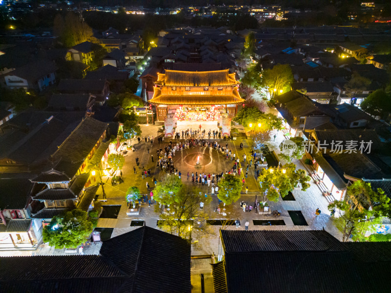 云南束河古镇夜景航拍摄影图