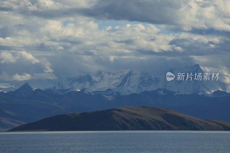 纳木错和雪山