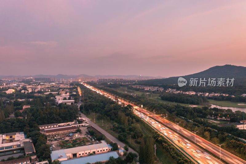 日落时的城市道路与天际线