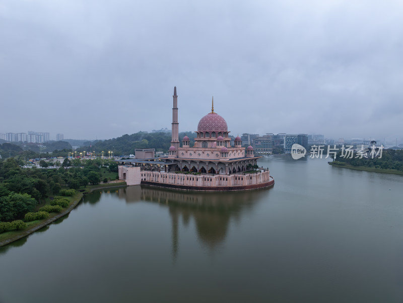 马来西亚布城粉色水上清真寺建筑景观航拍