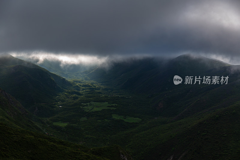 巍峨群山云雾日出蓝天尽收眼底