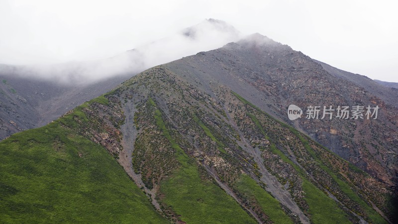 云雾缭绕的山峰