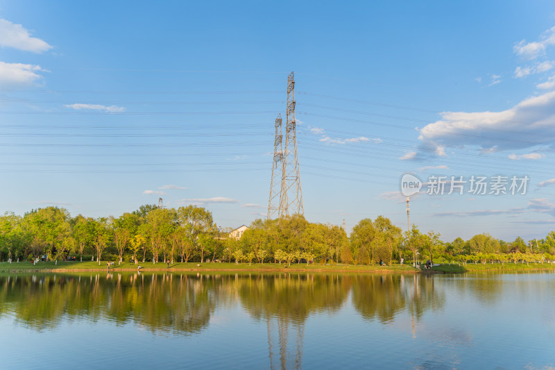 公园湖面倒影输电塔
