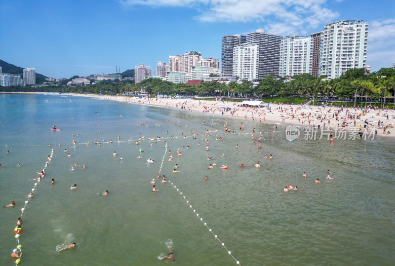 海南省三亚市大东海冬季沙滩海岸线上游客