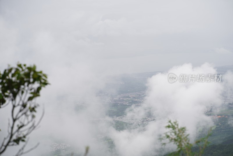 云雾缭绕的山林自然景观