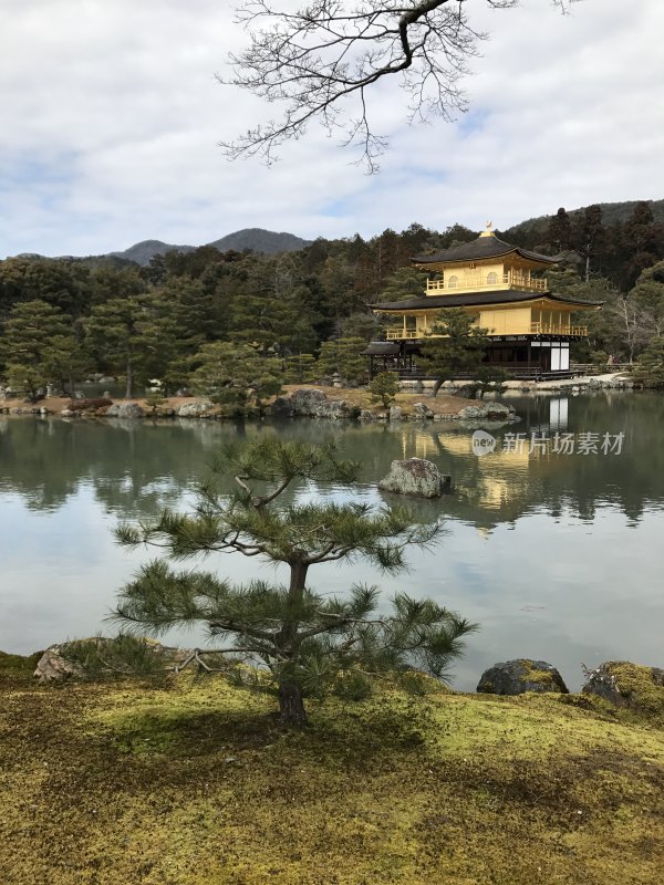 金阁寺景观，湖水倒映古建筑之美