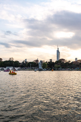 黄昏夕阳南京玄武湖城市建筑景观