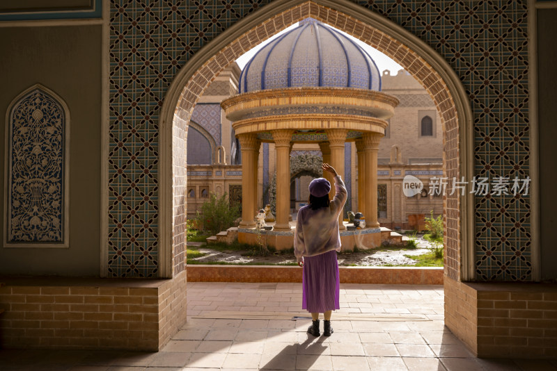 年轻女子在新疆莎车非遗博览园旅行