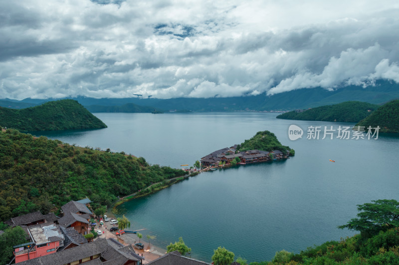 泸沽湖日出朝霞水景小船