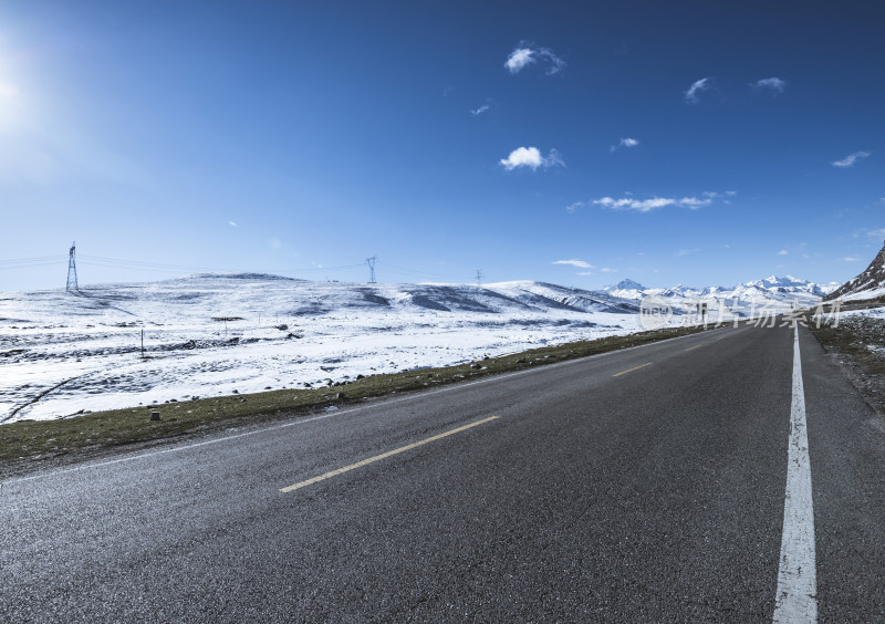 雪山旁的公路风景