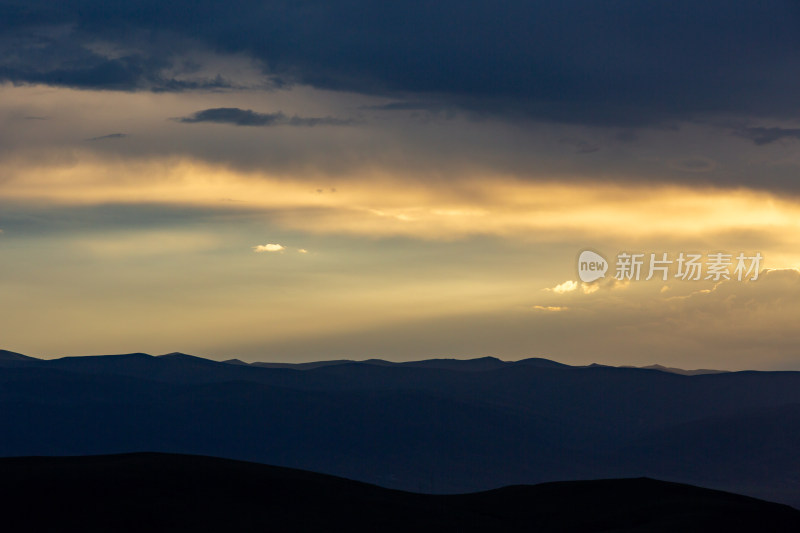 青藏高原远处山脉日落晚霞