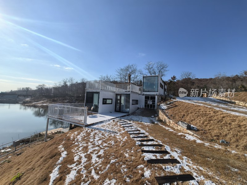 山东文登天福山水库山水露营地雪景