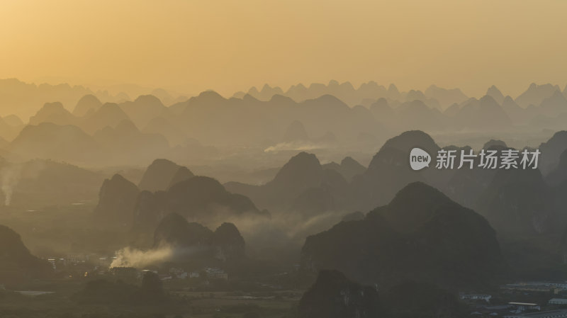 鸟瞰日落时分的桂林山景