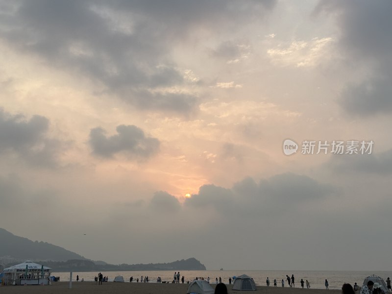 朝阳海边天空