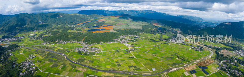 广阔田野被山脉环绕的乡村全景