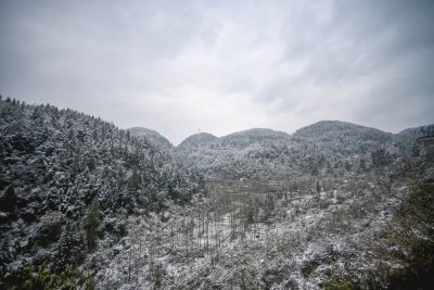 重庆酉阳：绵延青山披白纱