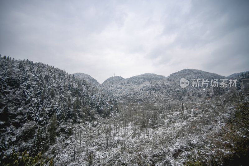 重庆酉阳：绵延青山披白纱