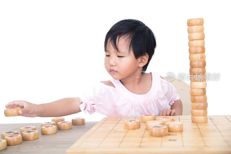 在白背景前的桌子上摞中国象棋棋子