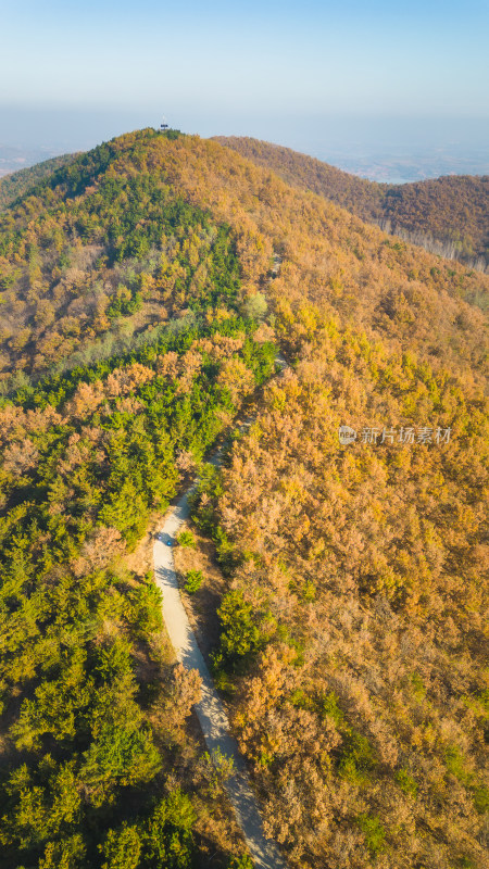 航拍秋天的山林风景