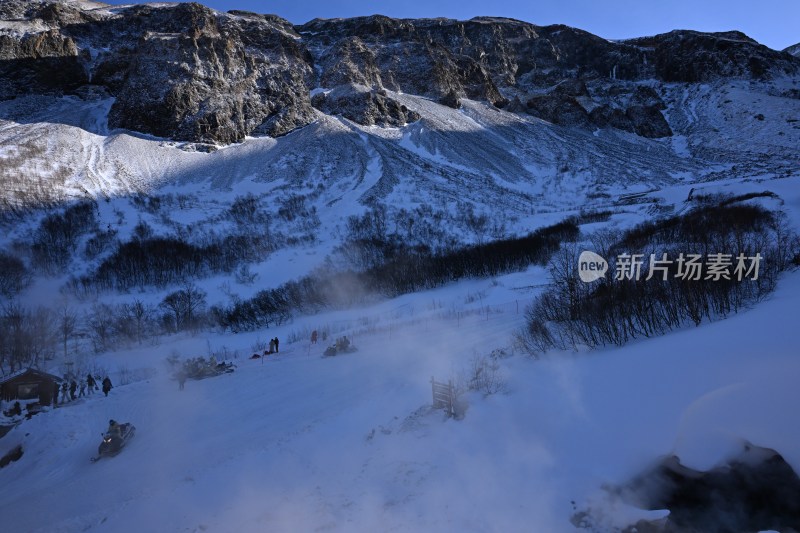 雪山中有人活动的户外景象