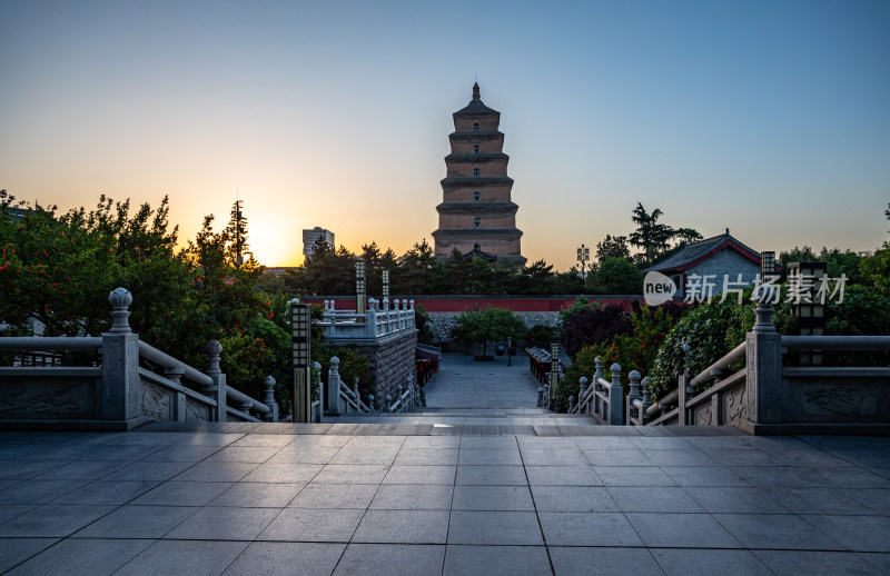 清晨的西安大雁塔大雁塔南广场玄奘雕塑景观